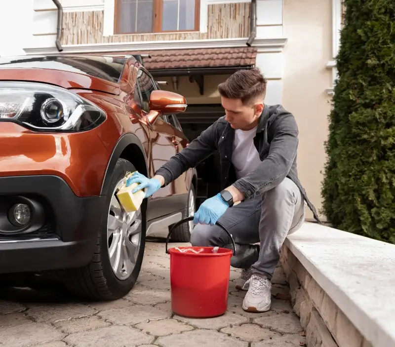 Lavage auto à domicile Corbonod : professionnel intervenant sur un véhicule